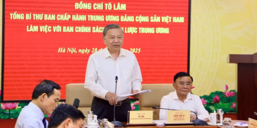 Tổng Bí thư yêu cầu xóa bỏ độc quyền vàng miếng, thúc đẩy cạnh tranh lành mạnh. Tổng Bí thư Tô Lâm phát biểu tại cuộc họp, ngày 28/5. Ảnh: Ban Chính sách, chiến lược Trung ương