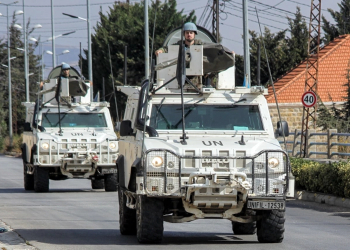 Quân đội Israel bị tố tấn công căn cứ LHQ ở Lebanon sau thỏa thuận ngừng bắn. UNIFIL tuần tra ở khu vực gần biên giới với Israel tại miền nam Lebanon hồi tháng 3. Ảnh: AFP