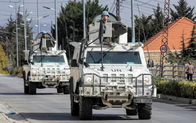 Quân đội Israel bị tố tấn công căn cứ LHQ ở Lebanon sau thỏa thuận ngừng bắn. UNIFIL tuần tra ở khu vực gần biên giới với Israel tại miền nam Lebanon hồi tháng 3. Ảnh: AFP