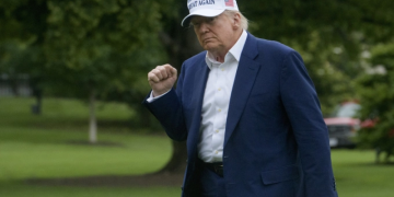 Tòa phúc thẩm khôi phục tạm thời thuế của ông Trump: Bước ngoặt mới trong cuộc chiến pháp lý