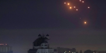 Nga phóng UAV nhiều chưa từng thấy, nghi nhằm vào căn cứ F-16 của Ukraine. Đạn pháo phòng không trên bầu trời Kiev rạng sáng 26/5. Ảnh: Reuters