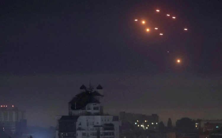 Nga phóng UAV nhiều chưa từng thấy, nghi nhằm vào căn cứ F-16 của Ukraine. Đạn pháo phòng không trên bầu trời Kiev rạng sáng 26/5. Ảnh: Reuters