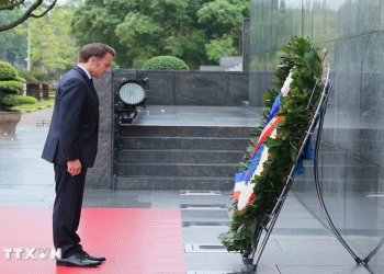 Tổng thống Pháp vào Lăng viếng Chủ tịch Hồ Chí Minh trong chuyến thăm cấp Nhà nước. Tổng thống Emmanuel Macron đặt vòng hoa tưởng niệm Chủ tịch Hồ Chí Minh sáng 26/5. Ảnh: TTXVN