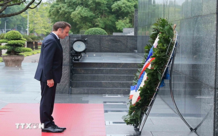 Tổng thống Pháp vào Lăng viếng Chủ tịch Hồ Chí Minh trong chuyến thăm cấp Nhà nước. Tổng thống Emmanuel Macron đặt vòng hoa tưởng niệm Chủ tịch Hồ Chí Minh sáng 26/5. Ảnh: TTXVN