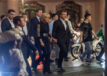 Tổng thống Pháp dạo phố cổ Hà Nội, giao lưu thân thiện với người dân. Tổng thống Pháp và phu nhân dạo phố cổ Hà Nội tối 26/5. Ảnh: Đức Anh