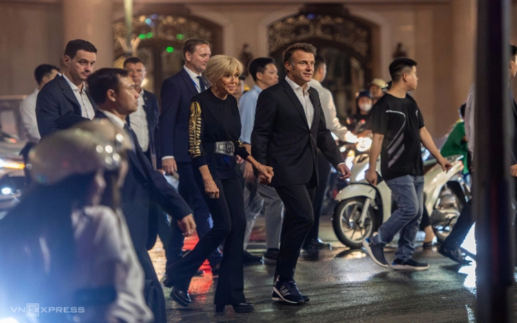 Tổng thống Pháp dạo phố cổ Hà Nội, giao lưu thân thiện với người dân. Tổng thống Pháp và phu nhân dạo phố cổ Hà Nội tối 26/5. Ảnh: Đức Anh