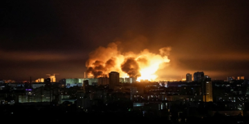 Chiến thuật dội mưa lửa của Nga đẩy Ukraine vào thế khó. Các vụ nổ do máy bay không người lái (UAV) gây ra ở thủ đô Kiev, Ukraine, hôm 24/5. Ảnh: Reuters