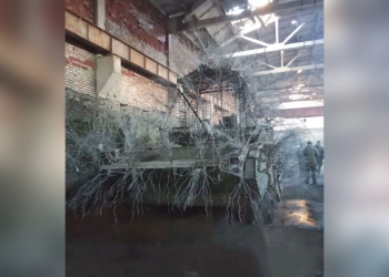 Xe chiến đấu bộ binh Nga lắp giáp con nhím để đối phó drone FPV. Xe chiến đấu bộ binh BMP Nga gắn sợi kim loại trong bức ảnh đăng ngày 24/5. Ảnh: X/moklasen