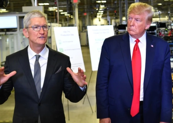 Ông Trump: Apple phải trả 25% thuế cho iPhone không sản xuất tại Mỹ – Áp lực gia tăng với chuỗi cung ứng toàn cầu. Tổng thống Mỹ Donald Trump thăm nhà máy của Apple tại Austin, Texas, năm 2019. Ảnh: Reuters