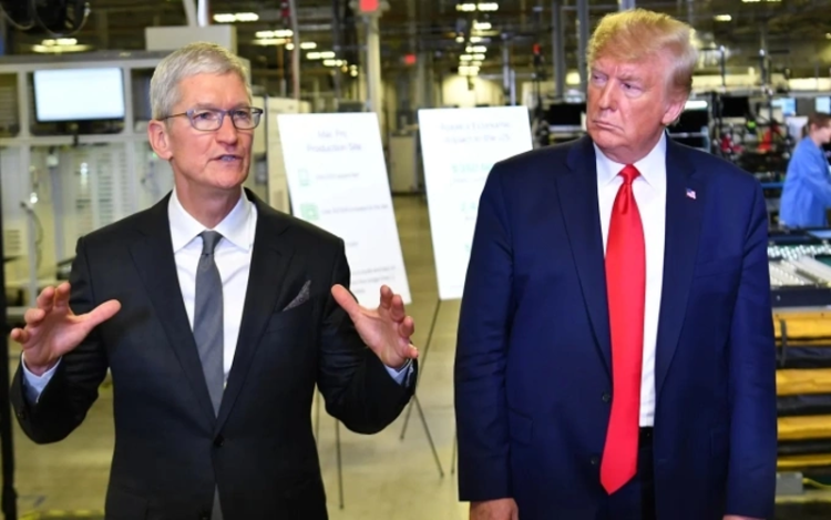 Ông Trump: Apple phải trả 25% thuế cho iPhone không sản xuất tại Mỹ – Áp lực gia tăng với chuỗi cung ứng toàn cầu. Tổng thống Mỹ Donald Trump thăm nhà máy của Apple tại Austin, Texas, năm 2019. Ảnh: Reuters