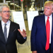 Ông Trump: Apple phải trả 25% thuế cho iPhone không sản xuất tại Mỹ – Áp lực gia tăng với chuỗi cung ứng toàn cầu. Tổng thống Mỹ Donald Trump thăm nhà máy của Apple tại Austin, Texas, năm 2019. Ảnh: Reuters
