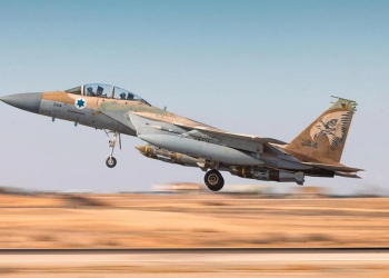 Israel không kích sân bay Yemen: Leo thang căng thẳng với Houthi. Máy bay chiến đấu Israel cất cánh tại một địa điểm không xác định để tiến hành chiến dịch nhằm vào các mục tiêu của Houthi ở Yemen, ngày 5/5/2025. (Ảnh: THX/TTXVN)