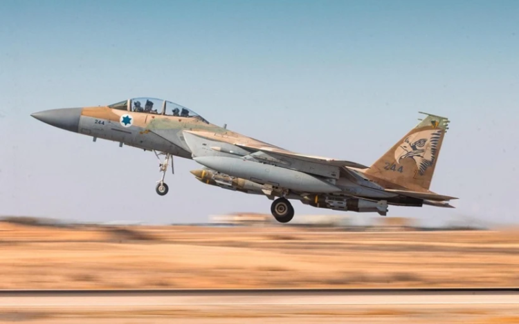 Israel không kích sân bay Yemen: Leo thang căng thẳng với Houthi. Máy bay chiến đấu Israel cất cánh tại một địa điểm không xác định để tiến hành chiến dịch nhằm vào các mục tiêu của Houthi ở Yemen, ngày 5/5/2025. (Ảnh: THX/TTXVN)