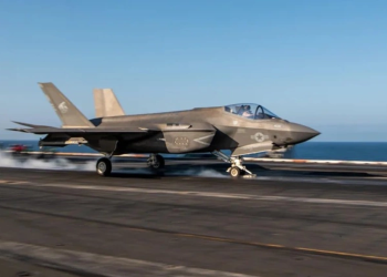 Phòng không Houthi suýt bắn trúng F-16 và F-35 của Mỹ trong chiến dịch Rough Rider. Tiêm kích F-35C Mỹ chuẩn bị cất cánh từ tàu sân bay USS Carl Vinson ở Biển Đỏ hôm 26/4. Ảnh: US Navy