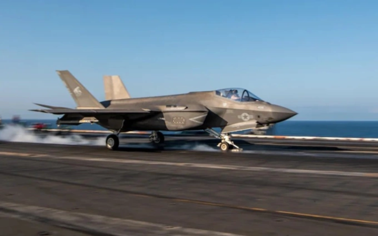 Phòng không Houthi suýt bắn trúng F-16 và F-35 của Mỹ trong chiến dịch Rough Rider. Tiêm kích F-35C Mỹ chuẩn bị cất cánh từ tàu sân bay USS Carl Vinson ở Biển Đỏ hôm 26/4. Ảnh: US Navy