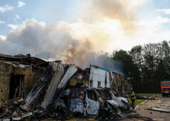 Nga tập kích căn cứ F-16 Ukraine bằng UAV phản lực: Bước leo thang mới trên không. Lính cứu hỏa Ukraine tại hiện trường vụ tập kích ở ngoại ô thành phố Kiev ngày 18/5. Ảnh: Reuters