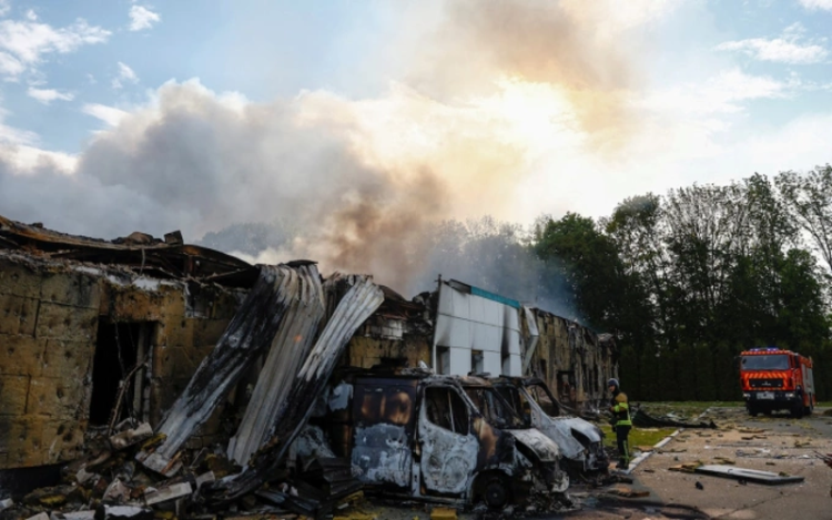 Nga tập kích căn cứ F-16 Ukraine bằng UAV phản lực: Bước leo thang mới trên không. Lính cứu hỏa Ukraine tại hiện trường vụ tập kích ở ngoại ô thành phố Kiev ngày 18/5. Ảnh: Reuters