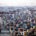 Hoạt động kinh tế của Trung Quốc chậm lại trong tháng 4/2025. Những container hàng hoá ở một cảng biển của Trung Quốc - Ảnh: Bloomberg.