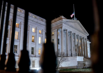 Anh vượt Trung Quốc thành chủ nợ nước ngoài lớn thứ hai của Mỹ. Ảnh: Bloomberg