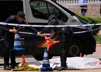 Trợ lý cựu tổng thống Ukraine bị bắn chết ở Tây Ban Nha: Vụ ám sát gây chấn động. Cảnh sát tại hiện trường cựu chính trị gia Ukraine Andriy Portnov bị bắn chết ở ngoại ô Madrid, Tây Ban Nha ngày 21/5. Ảnh: Reuters