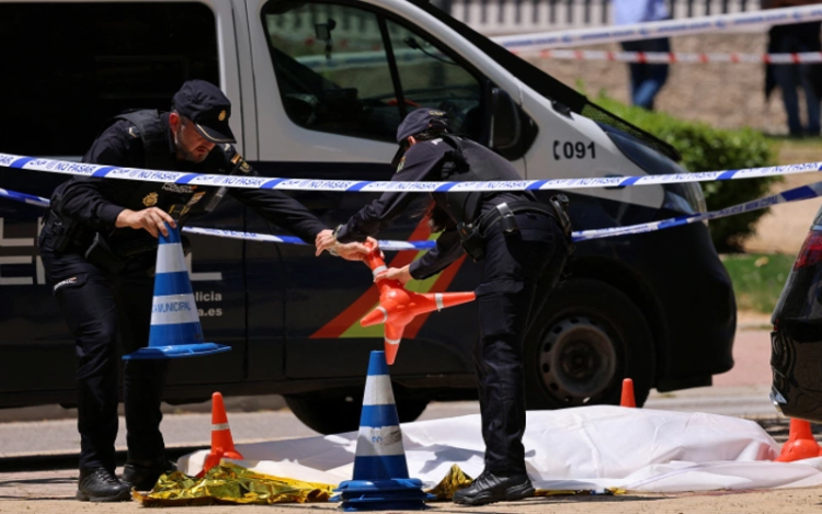 Trợ lý cựu tổng thống Ukraine bị bắn chết ở Tây Ban Nha: Vụ ám sát gây chấn động. Cảnh sát tại hiện trường cựu chính trị gia Ukraine Andriy Portnov bị bắn chết ở ngoại ô Madrid, Tây Ban Nha ngày 21/5. Ảnh: Reuters