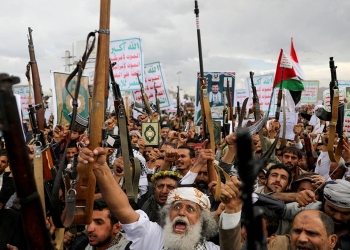 Ông Trump chỉ trích Ấn Độ, Mỹ đạt thỏa thuận ngừng bắn với Houthi, và các tin thế giới. Những người biểu tình, đa số là ủng hộ lực lượng Houthi, tuần hành thể hiện đoàn kết với người Palestine hôm 2-5 - Ảnh: REUTERS