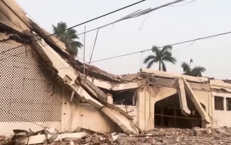 Ấn Độ và Pakistan tố nhau vi phạm lệnh ngừng bắn. Một công trình ở vùng biên giới Ấn Độ - Pakistan bị phá hủy do giao tranh. Ảnh: Al Jazeera