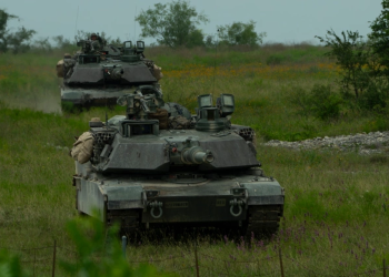 Mỹ sẽ điều hơn 80 xe tăng, thiết giáp dự duyệt binh: Chuẩn bị quy mô lớn cho sự kiện lịch sử. Lực lượng Vệ binh Quốc gia Lục quân Mỹ diễn tập bằng xe tăng M1A1 Abrams tại bang Texas tháng 10/2024. Ảnh: US Army