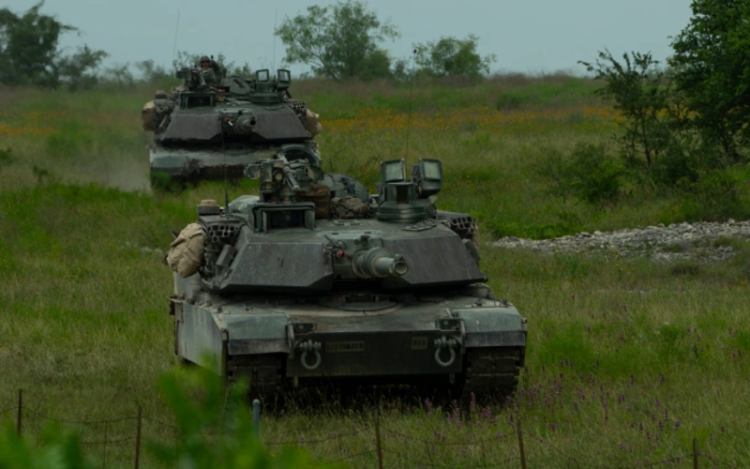 Mỹ sẽ điều hơn 80 xe tăng, thiết giáp dự duyệt binh: Chuẩn bị quy mô lớn cho sự kiện lịch sử. Lực lượng Vệ binh Quốc gia Lục quân Mỹ diễn tập bằng xe tăng M1A1 Abrams tại bang Texas tháng 10/2024. Ảnh: US Army