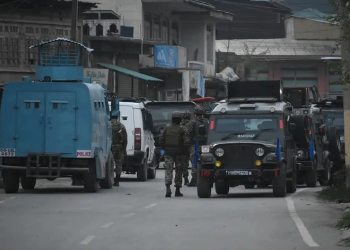 Xung đột Ấn Độ - Pakistan leo thang: Ấn Độ triển khai toàn bộ lực lượng phòng không tới biên giới. Lực lượng an ninh tuần tra đường phố gần khu vực Wuyan của Pampore ở Kashmir do Ấn Độ kiểm soát hôm 6-5 - Ảnh: ANADOLU