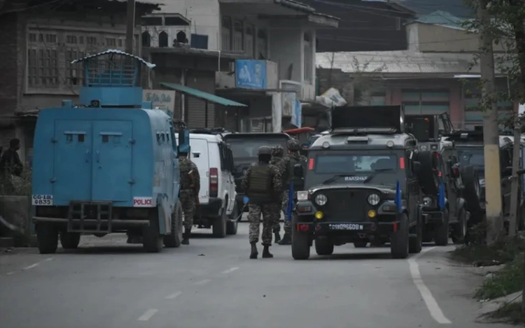 Xung đột Ấn Độ - Pakistan leo thang: Ấn Độ triển khai toàn bộ lực lượng phòng không tới biên giới. Lực lượng an ninh tuần tra đường phố gần khu vực Wuyan của Pampore ở Kashmir do Ấn Độ kiểm soát hôm 6-5 - Ảnh: ANADOLU