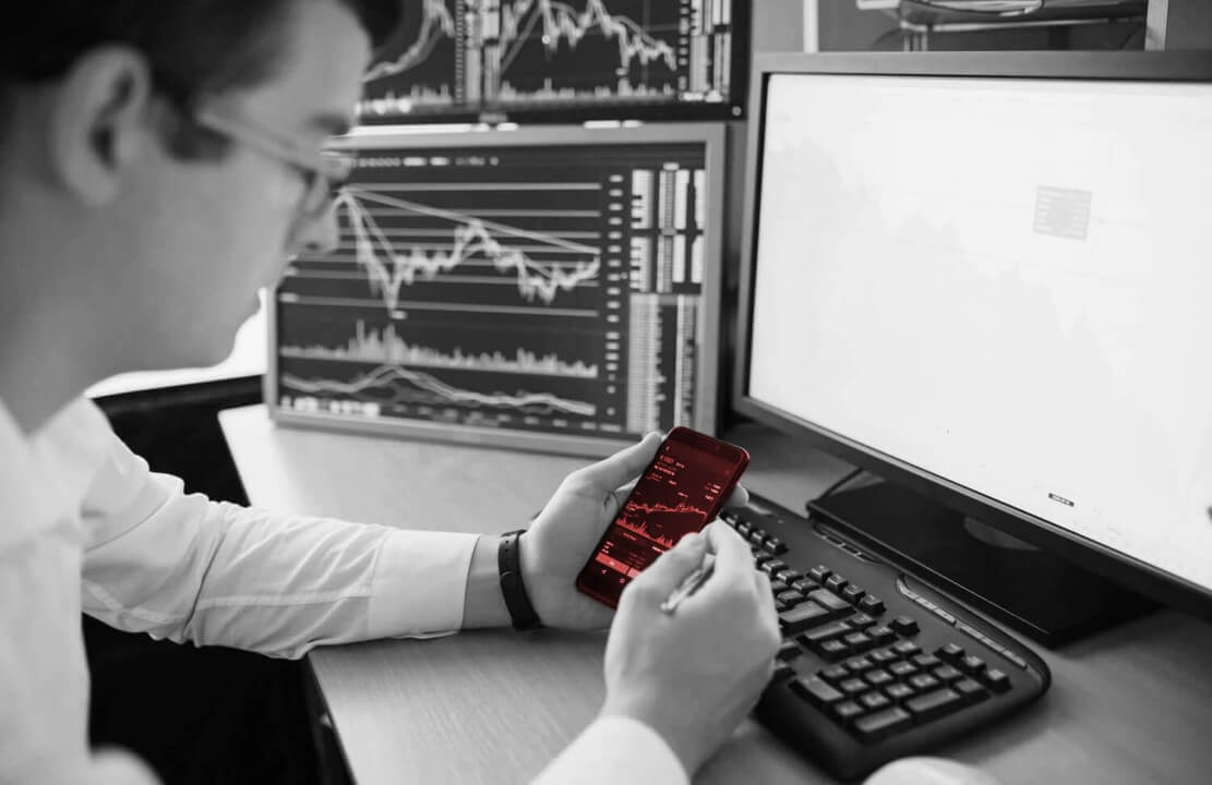 Xét từ góc độ tiến hóa, việc né tránh thua lỗ đóng vai trò là một chiến thuật sinh tồn. Tổ tiên của chúng ta, những người giỏi tránh thua lỗ, có nhiều khả năng sống sót và truyền lại gen của họ hơn. Do đó, các nhà giao dịch hiện đại thừa hưởng bản năng nguyên thủy này để ưu tiên sự sống còn – trong trường hợp này, là sự sống còn của vốn đầu tư. Góc nhìn tiến hóa này cung cấp bối cảnh cho lý do tại sao các nhà giao dịch bẩm sinh luôn tìm cách tránh những khoản thua lỗ tiềm tàng, thường là phải hy sinh việc tìm kiếm lợi nhuận.