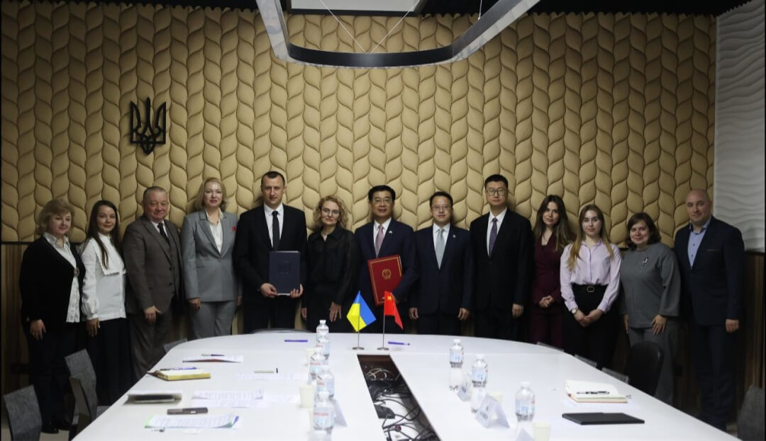 Ukraine và Trung Quốc đã ký một thỏa thuận mở ra khả năng xuất khẩu bột mì Ukraine sang thị trường Trung Quốc. Thông tin này được ông Serhiy Tkachuk, người đứng đầu Cơ quan An toàn Thực phẩm và Bảo vệ Người tiêu dùng Nhà nước Ukraine, công bố trên Facebook. “Hôm nay (ngày 6 tháng 4 – chú thích của người biên tập), tôi đã cùng với Đại sứ Đặc mệnh Toàn quyền Cộng hòa Nhân dân Trung Quốc tại Ukraine, ông Mã Thần Côn, ký một thỏa thuận quốc tế chính thức mở cửa xuất khẩu bột mì Ukraine sang Cộng hòa Nhân dân Trung Quốc”, ông Tkachuk viết. EDUTRADE