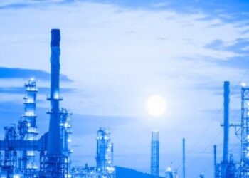 Giá dầu Brent và WTI đều giảm xuống dưới 100 đô la một thùng sau khi Tổng thống Trump tuyên bố lệnh ngừng bắn hai tuần, trong đó Iran cho biết sẽ đảm bảo an toàn cho các tàu chở dầu đi qua eo biển Hormuz. Trong bối cảnh này, các nhà máy lọc dầu nhỏ lẻ đang rất muốn tích trữ dầu thô của Iran, các thương nhân giấu tên nói với Reuters. Hoa Kỳ đã dỡ bỏ lệnh trừng phạt đối với dầu mỏ của Iran và Nga sau khi giá dầu tăng vọt do các cuộc tấn công của Mỹ và Israel vào Iran khiến nước này đóng cửa eo biển Hormuz. Các nhà giao dịch lưu ý rằng giá dầu vẫn cao hơn nhiều, bất chấp sự giảm mạnh ngày hôm nay, với dầu Iran Light được chào bán ở mức giá tương đương hoặc cao hơn một chút so với dầu Brent.