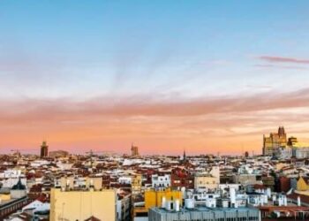 Giá khí đốt tự nhiên chuẩn của châu Âu đã giảm mạnh 20% ngay khi mở cửa tại Amsterdam vào thứ Tư sau khi Mỹ và Iran tuyên bố thỏa thuận ngừng bắn hai tuần, có thể dẫn đến việc mở lại eo biển Hormuz. Hợp đồng kỳ hạn tháng trước của thị trường khí đốt tự nhiên TTF Hà Lan , chuẩn mực giao dịch khí đốt của châu Âu, đã mở cửa giảm 20% vào thứ Tư và giao dịch giảm 16% vào cuối buổi sáng tại châu Âu. Hợp đồng tháng 5 năm 2026 đã giảm xuống còn 51,45 đô la (44 euro) mỗi megawatt-giờ (MWh), giảm so với mức 62 đô la (53 euro) mỗi MWh hôm thứ Ba. Giá khí đốt ở châu Âu đã tăng khoảng 60% từ ngày 28 tháng 2, ngày mà Mỹ và Israel bắt đầu ném bom Iran, đến ngày 7 tháng 4, ngay trước khi lệnh ngừng bắn được công bố.