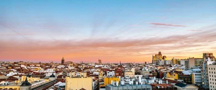 Giá khí đốt tự nhiên chuẩn của châu Âu đã giảm mạnh 20% ngay khi mở cửa tại Amsterdam vào thứ Tư sau khi Mỹ và Iran tuyên bố thỏa thuận ngừng bắn hai tuần, có thể dẫn đến việc mở lại eo biển Hormuz. Hợp đồng kỳ hạn tháng trước của thị trường khí đốt tự nhiên TTF Hà Lan , chuẩn mực giao dịch khí đốt của châu Âu, đã mở cửa giảm 20% vào thứ Tư và giao dịch giảm 16% vào cuối buổi sáng tại châu Âu. Hợp đồng tháng 5 năm 2026 đã giảm xuống còn 51,45 đô la (44 euro) mỗi megawatt-giờ (MWh), giảm so với mức 62 đô la (53 euro) mỗi MWh hôm thứ Ba. Giá khí đốt ở châu Âu đã tăng khoảng 60% từ ngày 28 tháng 2, ngày mà Mỹ và Israel bắt đầu ném bom Iran, đến ngày 7 tháng 4, ngay trước khi lệnh ngừng bắn được công bố.