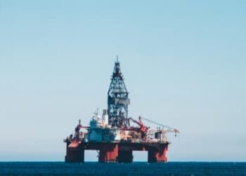 Goldman Sachs: Việc đóng cửa eo biển Hormuz thêm một tháng nữa đồng nghĩa với việc giá dầu Brent sẽ duy trì trên 100 USD trong suốt năm 2026.