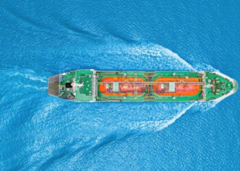 Xeneta cảnh báo quyền kiểm soát Eo biển Hormuz sẽ có tác động lâu dài đến vận tải container khu vực. Những dấu hỏi lớn về vận hành sẽ nảy sinh nếu nơi này hiệu quả biến thành một "trạm thu phí" của Iran. Các câu hỏi về chi phí, cách thức quản lý quá trình thanh toán và quá cảnh, hay liệu một số tàu có bị từ chối đi qua dù sẵn sàng trả phí hay không, đang tạo ra sự bất ổn không có lợi cho chuỗi cung ứng.