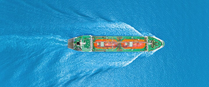 Tuần trước, chính phủ Trung Quốc đã ban hành hạn ngạch nhập khẩu dầu thô với tổng cộng 55 triệu tấn cho các nhà máy lọc dầu độc lập. Bắc Kinh đã yêu cầu ngành công nghiệp lọc dầu tiếp tục sản xuất nhiên liệu ở mức công suất trung bình của hai năm qua để đảm bảo đủ nguồn cung nhiên liệu cho thị trường nội địa, bất chấp chi phí sản xuất tăng cao đang làm giảm lợi nhuận của các nhà máy lọc dầu.