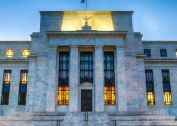 Giá dầu vẫn cao hơn 20 đô la một thùng so với mức trước chiến tranh, trong khi eo biển Hormuz vẫn bị đóng cửa. Bộ Tư lệnh Trung ương Mỹ (CENTCOM) xác nhận hôm thứ Tư rằng lệnh phong tỏa đã được thực thi hoàn toàn trong vòng 36 giờ sau khi sắc lệnh hành pháp được ban hành. Lệnh phong tỏa một phần được kích hoạt bởi nỗ lực của Iran nhằm thu phí quá cảnh qua eo biển, với việc chính quyền Trump đe dọa chặn bắt bất kỳ tàu nào trả các khoản phí này. Tuy nhiên, gần đây ông Trump tuyên bố chiến tranh "sắp kết thúc", cho thấy chiến lược gây áp lực tối đa nhằm mục đích buộc Iran phải đạt được một thỏa thuận cuối cùng.