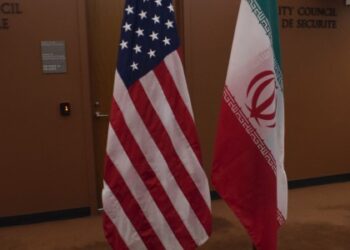 Eo biển Hormuz về cơ bản vẫn bị đóng cửa. Lưu lượng hàng hóa không thể trở lại bình thường. Các nhà xuất khẩu vùng Vịnh không thể vận chuyển dầu thô, khí hóa lỏng (LNG) và các sản phẩm lọc dầu với quy mô lớn. Điều này đã thể hiện rõ qua giá cả. Giá dầu Brent đã tăng gần 5% vào thứ Năm, giao dịch trên 99 đô la một thùng và vẫn cao hơn khoảng 36% kể từ khi chiến tranh bắt đầu vào cuối tháng Hai.