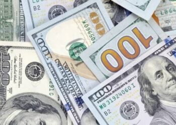 Các nhà máy lọc dầu thuộc sở hữu nhà nước, bao gồm Tập đoàn Dầu khí Ấn Độ (Indian Oil Corporation), Tập đoàn Dầu khí Hindustan (Hindustan Petroleum Corporation) và Tập đoàn Dầu khí Bharat (Bharat Petroleum Corporation), đã được yêu cầu vay đô la thông qua một cơ chế tín dụng đặc biệt được điều hành bởi Ngân hàng Nhà nước Ấn Độ (State Bank of India). Tổng cộng, các công ty này chiếm khoảng một nửa trong tổng công suất lọc dầu 5,2 triệu thùng mỗi ngày của Ấn Độ. Thay vì mua đô la ngay trên thị trường mở – tức là mua ngay lập tức với tỷ giá hối đoái hiện hành – họ có thể sử dụng hạn mức tín dụng này hoặc mua đô la theo tỷ giá tham chiếu do ngân hàng trung ương ấn định – điều này có thể làm tăng chi phí cho các nhà máy lọc dầu của Ấn Độ. Mục tiêu rất đơn giản: giảm nhu cầu sử dụng đô la trên thị trường. Đồng tiền của Ấn Độ đang chịu áp lực. Đồng rupee đã giảm hơn 3% trong năm nay và chạm mức thấp kỷ lục hơn 95 rupee/đô la vào tháng 3, do giá dầu tăng cao và dòng vốn nước ngoài chảy ra. Nhập khẩu dầu là một yếu tố chính. Ấn Độ nhập khẩu phần lớn dầu thô và mỗi lô hàng đều yêu cầu thanh toán bằng đô la. Bằng cách tập trung các dòng tiền đó thông qua SBI và chuyển hướng nhu cầu ra khỏi thị trường giao ngay, RBI đang cố gắng làm giảm bớt sự biến động và hạn chế những biến động mạnh của đồng tiền. Các biện pháp này đã được áp dụng khoảng hai tuần nay. Các nhà giao dịch cho biết hoạt động của các công ty dầu khí trên thị trường giao ngay đã chậm lại. Động thái này diễn ra sau chỉ đạo bổ sung từ chính phủ Ấn Độ hồi tháng Hai, yêu cầu các nhà máy lọc dầu xem xét mua thêm dầu thô từ Mỹ và Venezuela, đồng thời tránh xa dầu thô của Nga . Ngân hàng trung ương cũng đã bán đô la từ dự trữ của mình và thắt chặt các quy định đối với một số giao dịch tiền tệ. Kể từ đó, đồng rupee đã phục hồi khoảng 2%, giao dịch ở mức gần 93,20 rupee/đô la.