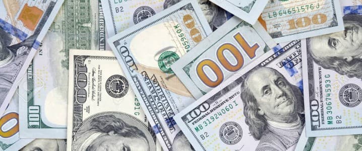 Các nhà máy lọc dầu thuộc sở hữu nhà nước, bao gồm Tập đoàn Dầu khí Ấn Độ (Indian Oil Corporation), Tập đoàn Dầu khí Hindustan (Hindustan Petroleum Corporation) và Tập đoàn Dầu khí Bharat (Bharat Petroleum Corporation), đã được yêu cầu vay đô la thông qua một cơ chế tín dụng đặc biệt được điều hành bởi Ngân hàng Nhà nước Ấn Độ (State Bank of India). Tổng cộng, các công ty này chiếm khoảng một nửa trong tổng công suất lọc dầu 5,2 triệu thùng mỗi ngày của Ấn Độ. Thay vì mua đô la ngay trên thị trường mở – tức là mua ngay lập tức với tỷ giá hối đoái hiện hành – họ có thể sử dụng hạn mức tín dụng này hoặc mua đô la theo tỷ giá tham chiếu do ngân hàng trung ương ấn định – điều này có thể làm tăng chi phí cho các nhà máy lọc dầu của Ấn Độ. Mục tiêu rất đơn giản: giảm nhu cầu sử dụng đô la trên thị trường. Đồng tiền của Ấn Độ đang chịu áp lực. Đồng rupee đã giảm hơn 3% trong năm nay và chạm mức thấp kỷ lục hơn 95 rupee/đô la vào tháng 3, do giá dầu tăng cao và dòng vốn nước ngoài chảy ra. Nhập khẩu dầu là một yếu tố chính. Ấn Độ nhập khẩu phần lớn dầu thô và mỗi lô hàng đều yêu cầu thanh toán bằng đô la. Bằng cách tập trung các dòng tiền đó thông qua SBI và chuyển hướng nhu cầu ra khỏi thị trường giao ngay, RBI đang cố gắng làm giảm bớt sự biến động và hạn chế những biến động mạnh của đồng tiền. Các biện pháp này đã được áp dụng khoảng hai tuần nay. Các nhà giao dịch cho biết hoạt động của các công ty dầu khí trên thị trường giao ngay đã chậm lại. Động thái này diễn ra sau chỉ đạo bổ sung từ chính phủ Ấn Độ hồi tháng Hai, yêu cầu các nhà máy lọc dầu xem xét mua thêm dầu thô từ Mỹ và Venezuela, đồng thời tránh xa dầu thô của Nga . Ngân hàng trung ương cũng đã bán đô la từ dự trữ của mình và thắt chặt các quy định đối với một số giao dịch tiền tệ. Kể từ đó, đồng rupee đã phục hồi khoảng 2%, giao dịch ở mức gần 93,20 rupee/đô la.