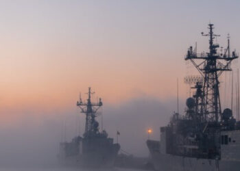 Giá dầu tăng mạnh trong phiên giao dịch đầu ngày thứ Hai tại châu Á, sau khi Hải quân Mỹ chặn bắt một tàu của Iran mà họ cáo buộc đang cố gắng phá vỡ lệnh phong tỏa. Vụ bắt giữ này làm dấy lên lo ngại về một sự leo thang lớn trong xung đột và sự gián đoạn kéo dài ở eo biển Hormuz.