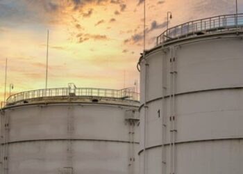 Các nhà phân tích hàng hóa của Goldman Sachs cảnh báo rằng lượng dự trữ dầu thô toàn cầu đang tiến gần đến mức thấp kỷ lục do cuộc chiến ở Trung Đông tiếp diễn, làm giảm mạnh lưu lượng vận chuyển dầu bằng tàu chở dầu qua eo biển Hormuz.