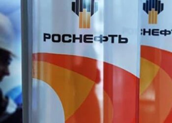 Nga vẫn là một nhân tố chủ chốt trong OPEC+, liên minh gồm 22 thành viên đã và đang thận trọng nới lỏng việc cắt giảm sản lượng kể từ năm 2025. Nhưng những đợt tăng sản lượng này đang gặp phải một hạn chế lớn: công suất.