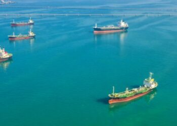 Giao thông qua eo biển Hormuz lại bị tê liệt, theo báo cáo của Bloomberg, chỉ có một tàu cố gắng rời khỏi eo biển và không có tàu nào cố gắng đi vào. Con tàu duy nhất đó là một tàu chở hàng rời.