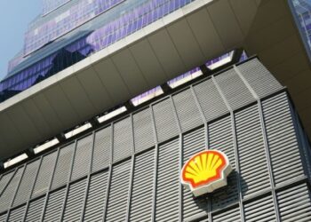 Shell đang đẩy mạnh đầu tư vào khí đốt Bắc Mỹ trong một canh bạc lớn dựa trên nhu cầu LNG dài hạn, bằng việc đồng ý mua lại ARC Resources của Canada với giá 16,4 tỷ đô la, thương vụ này sẽ bổ sung khoảng 370.000 thùng dầu tương đương mỗi ngày vào sản lượng và củng cố vị thế của tập đoàn dầu khí khổng lồ này tại một trong những hành lang khí đốt chiến lược nhất lục địa.