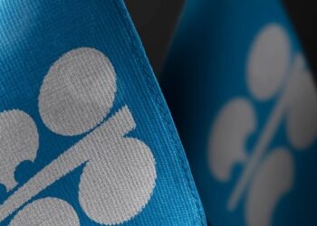 Vào ngày Chủ Nhật, liên minh OPEC+ đã đạt được thỏa thuận về việc tăng sản lượng dầu ở mức khiêm tốn cho tháng 6. Tuy nhiên, mức tăng này phần lớn sẽ chỉ tồn tại trên văn bản chừng nào cuộc căng thẳng tại Iran vẫn tiếp tục gây gián đoạn nguồn cung dầu từ vùng Vịnh qua eo biển Hormuz.