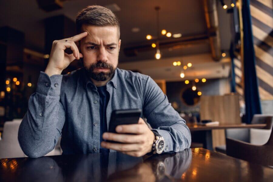 Tâm lý sợ thua lỗ không chỉ là một thiên kiến ​​lý thuyết; nó thể hiện rõ trong các hành vi giao dịch thông thường và thường dẫn đến những hậu quả tai hại. Các nhà giao dịch có thể thấy mình đang nắm giữ các khoản đầu tư thua lỗ, tránh xa các tài sản rủi ro có tiềm năng sinh lời cao và phản ứng thái quá trước những đợt giảm giá của thị trường—tất cả là do nỗi sợ thua lỗ và tâm lý sợ thua lỗ được đặt lên vai họ một cách không cân xứng, đây là biểu hiện của thiên kiến ​​sợ thua lỗ.